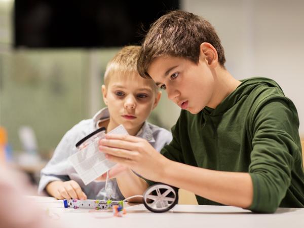 Kids building robots